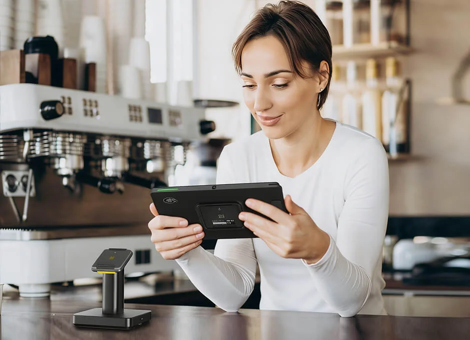 Cajera cobrando con Zetus